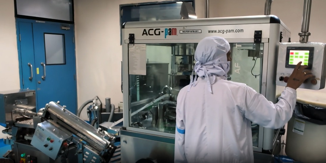 Operator running ACG-PAM blister packaging machine